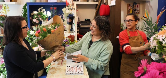 Un encargo con motivo del día de la Madre en la floristería Tita Varela, en Pi i Margall. | A.Villar