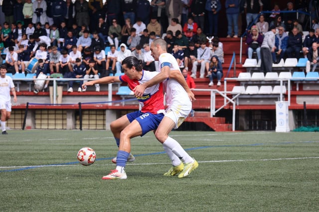 Álex Comparada trata de controlar un balón ante la presión de Antonio López