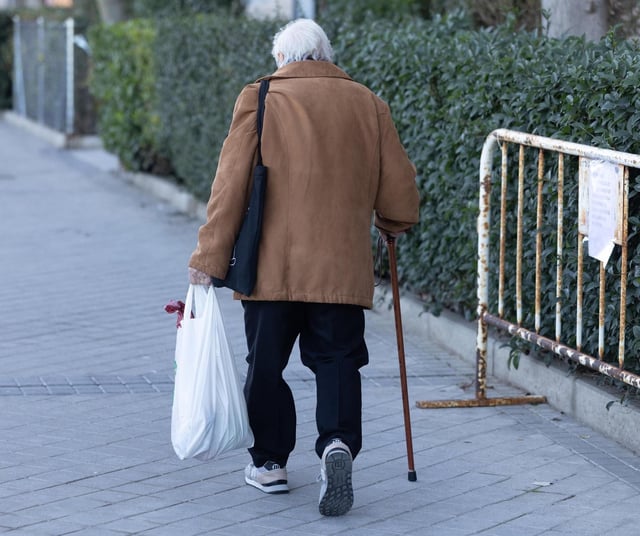 Un pensionista caminando por la calle