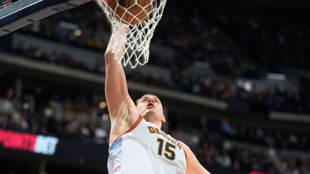Nikola Jokic beim Dunking.