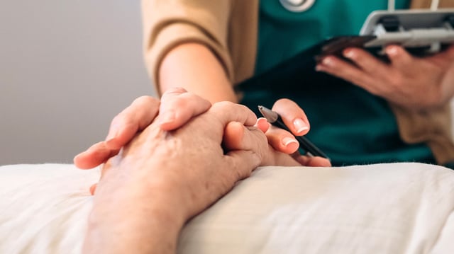Le texte prévoit la création d’un « droit à l’aide à mourir », inscrit au sein du Code de la santé publique.