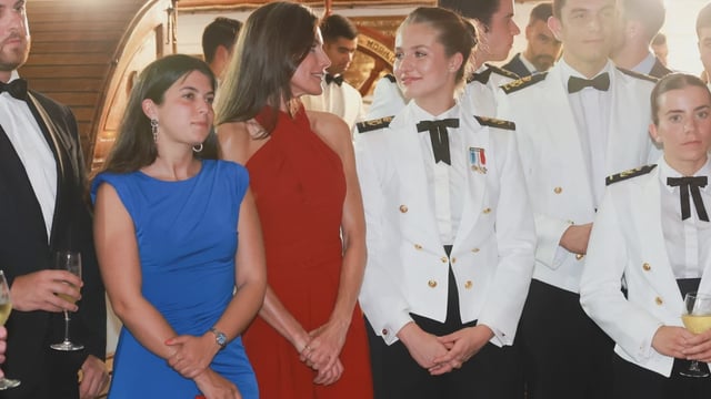 Doña Letizia y Doña Leonor, a bordo del &#34;Elcano&#34; en Panamá