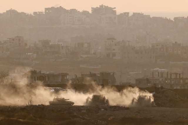 Des véhicules militaires israéliens opèrent à Gaza, près de la frontière Israël-Gaza, vus d’Israël, le 3 mai 2025.
