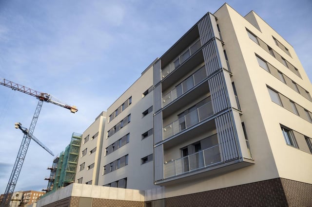 Nueva promoción de pisos de proteción oficial, promovida por el Institut Català del Sòl (Incasòl) en el barrio de Can Llong de Sabadell, Barcelona con la alcaldesa de Sabadell, Marta Farrés i la consellera de Territorri, Habitatge i Transició Ecològica, Sílvia Paneque.