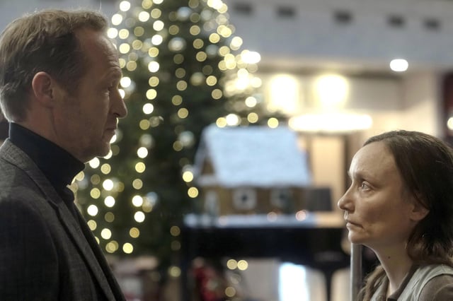 Sarah (Mareike Sedl) erkennt René Tamm (Stephan Kampwirth) wieder