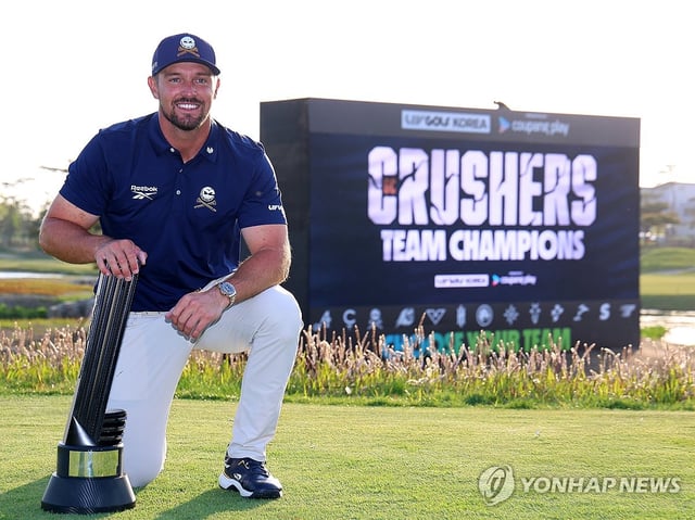 Bryson DeChambeau of the United States celebrates with the trophy after winning LIV Golf Korea at Jack Nicklaus Golf Club Korea in Incheon, west of Seoul, on May 4, 2025. (Yonhap)