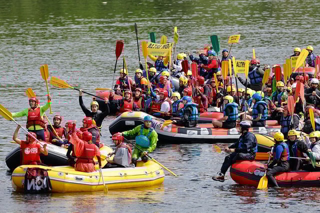Decenas de embarcaciones descienden el río Ulla para denunciar el daño que supondría Altri