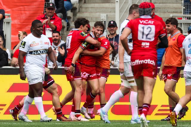 Les joueurs du LOU se congratulent au Matmut Stadium de Lyon.