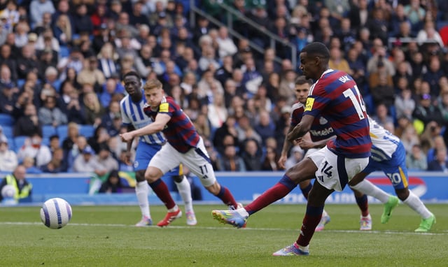 Soccer Football - Premier League - Brighton & Hove Albion v Newcastle United - The American Express Community Stadium, Brighton, Britain - May 4, 2025 Newcastle United's Alexander Isak scores their first goal from the penalty spot Action Images via Reuters/Andrew Couldridge EDITORIAL USE ONLY. NO USE WITH UNAUTHORIZED AUDIO, VIDEO, DATA, FIXTURE LISTS, CLUB/LEAGUE LOGOS OR 'LIVE' SERVICES. ONLINE IN-MATCH USE LIMITED TO 120 IMAGES, NO VIDEO EMULATION. NO USE IN BETTING, GAMES OR SINGLE CLUB/LEAGUE/PLAYER PUBLICATIONS. PLEASE CONTACT YOUR ACCOUNT REPRESENTATIVE FOR FURTHER DETAILS..