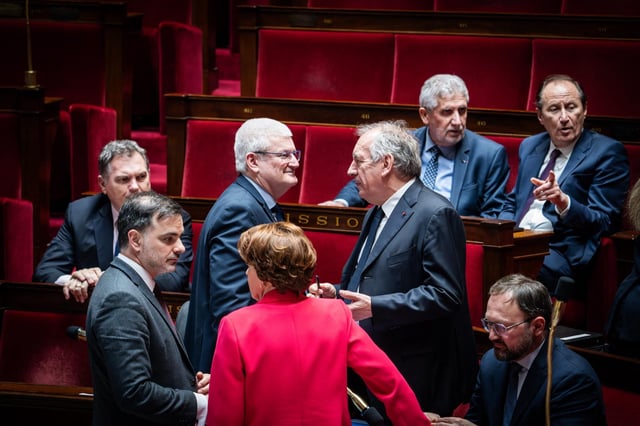 Le député Olivier Falorni (MoDem), rapporteur général du texte de loi sur la fin de vie, et François Bayrou, premier ministre, lors d’une séance publique de questions au gouvernement à l’Assemblée nationale, le 19 mars.