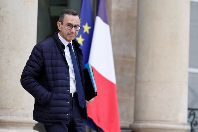 Le ministre de l’Intérieur souhaite que les étrangers naturalisés puissent « justifier d’une autonomie financière pérenne ».