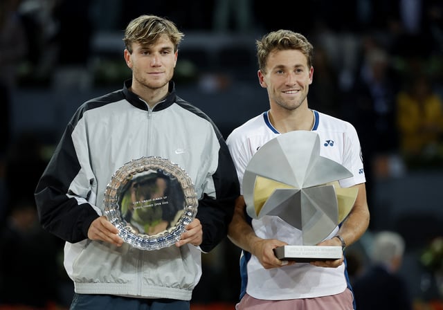 Tennis - Madrid Open - Park Manzanares, Madrid, Spain - May 4, 2025 Norway's Casper Ruud poses with the trophy after winning the men's singles final alongside runner up Britain's Jack Draper REUTERS/Juan Medina