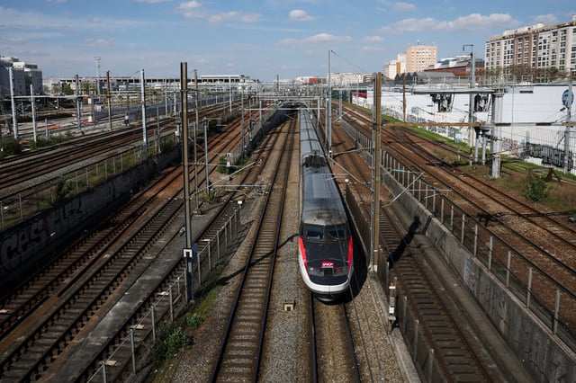 Un TGV entre en gare à Paris. Les infrastructures ferroviaires ont besoin d’être modernisées en France.