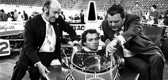 Jochen Mass (M.) 1975 mit dem damaligen CSU-Chef Franz Josef Strauß (r.) und Rennveranstalters Sepp Greger