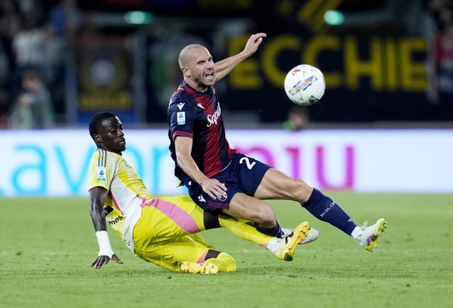 Soccer Football - Serie A - Bologna v Juventus - Stadio Renato Dall'Ara, Bologna, Italy - May 4, 2025 Bologna's Lorenzo De Silvestri in action with Juventus' Timothy Weah REUTERS/Matteo Ciambelli