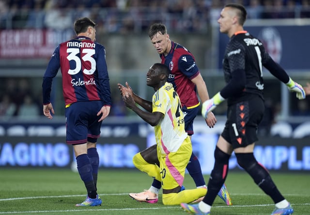 Soccer Football - Serie A - Bologna v Juventus - Stadio Renato Dall'Ara, Bologna, Italy - May 4, 2025 Juventus' Randal Kolo Muani with Bologna's Juan Miranda and Sam Beukema REUTERS/Matteo Ciambelli