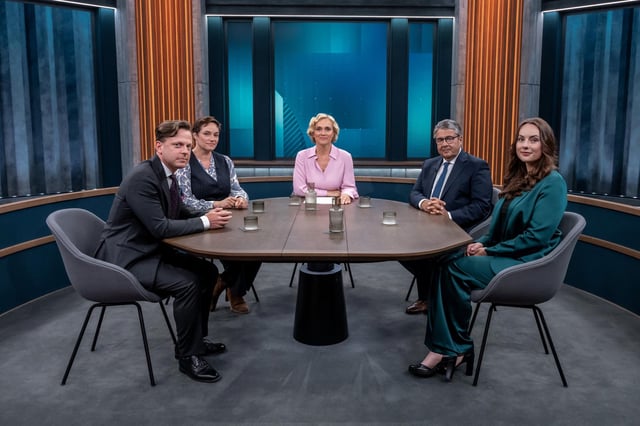 Militäranalyst Franz-Stefan Gady, Konfliktforscherin Nicole Deitelhoff, Moderatorin Caren Miosga, Sigmar Gabriel (SPD) und Journalistin Rebecca Barth