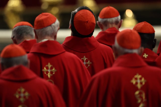 Des cardinaux assistent à une messe au septième jour des novemdiales à l’intention du pape François, à la basilique Saint-Pierre, au Vatican, le 2 mai.