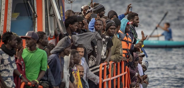 Migranten werden von der spanischen Seenotrettung an den Hafen El Hierro gebracht