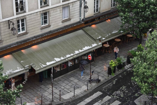 Après un orage de grêle à Paris, samedi 3 mai.
