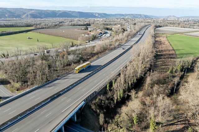 Vue aérienne de l'autoroute A7 à hauteur de Saint-Rambert-d'Albon, dans la Drôme, en janvier 2024. 
