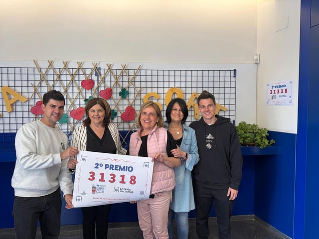 Los responsables del establecimiento, con el premio repartido.