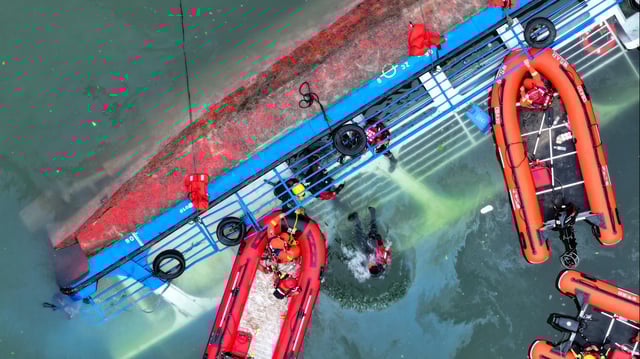 Rettungskräfte an einem gekenterten Ausflugsboot in China.