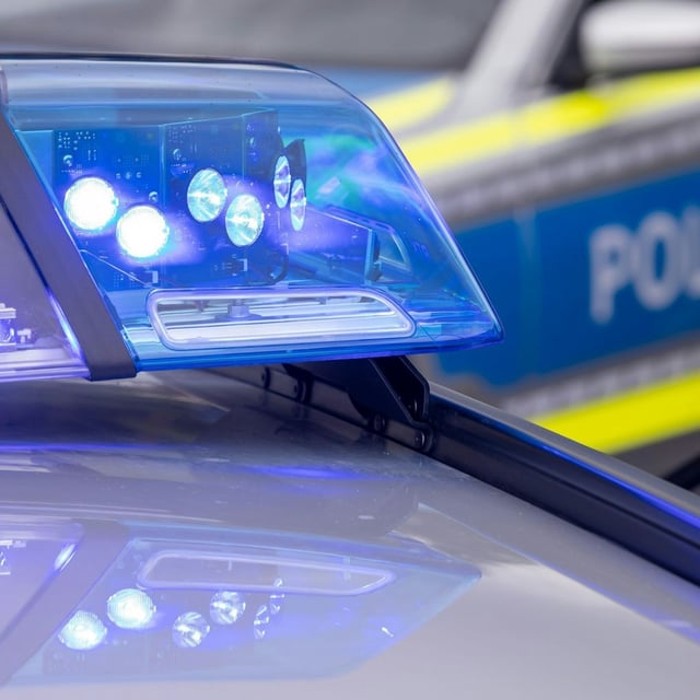 Ein Mann wehrt sich in Charlottenburg-Wilmersdorf gegen seine Festnahme.