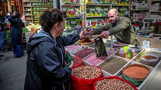 Eine Kundin bezahlt ihren Einkauf in einem Markt in Ankara.