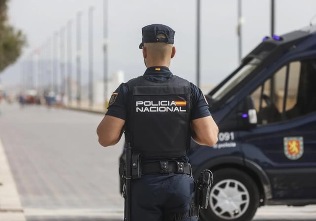 Imagen de archivo de un agente de la Policía Nacional junto a la playa en Valencia