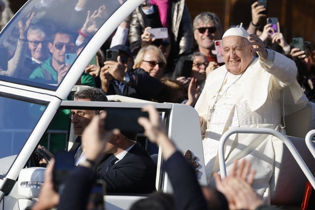 Le pape François salue la foule depuis la papamobile à Ajaccio, en Corse, le 15 décembre 2024.