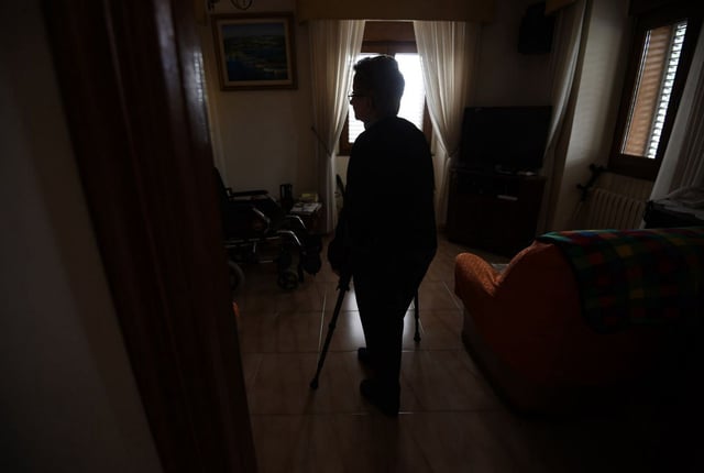 Foto de archivo de mujer con movilidad reducida que vive sola en la ciudad de Vigo.