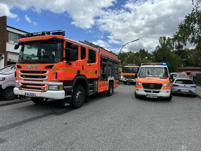 Die Hamburger Feuerwehr ist mit mehreren Löschzügen im Einsatz, um den Brand in einer Tischlerei zu löschen.