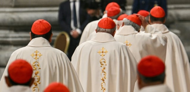 Des cardinaux arrivent pour assister à la messe du 9e jour des novendiales à la basilique Saint-Pierre au Vatican, le 4 mai 2025
