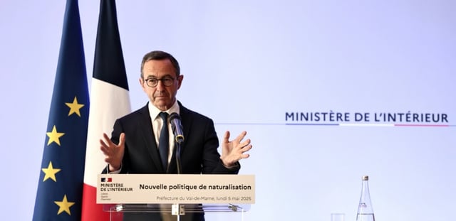 Le ministre de l'Intérieur, Bruno Retailleau présente les nouvelles orientations en matière de naturalisation des étrangers à la préfecture de Créteil, dans le Val-de-Marne, le 5 mai 2025