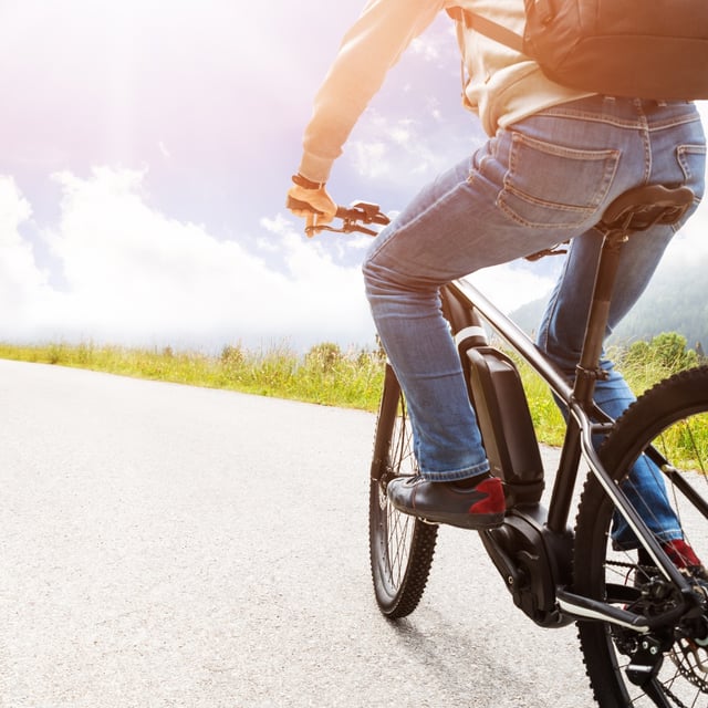E-Mountainbikes sind ideal für Fahrten im Gelände und bieten Unterstützung bei steilen Anstiegen. Sie sind perfekt für Abenteuerlustige, die längere Strecken in der Natur erkunden möchten.