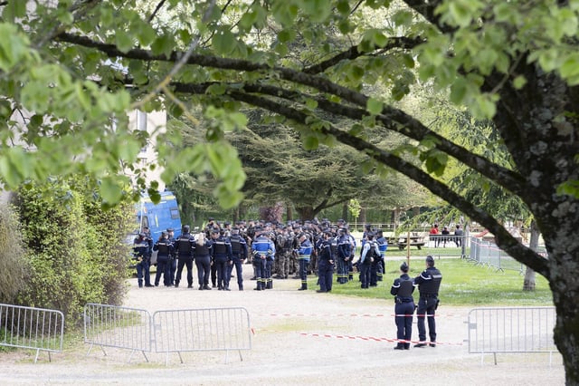 Des gendarmes à Vivonne, le 17 avril 2025, à proximité du lieu de la disparition de la jeune femme.