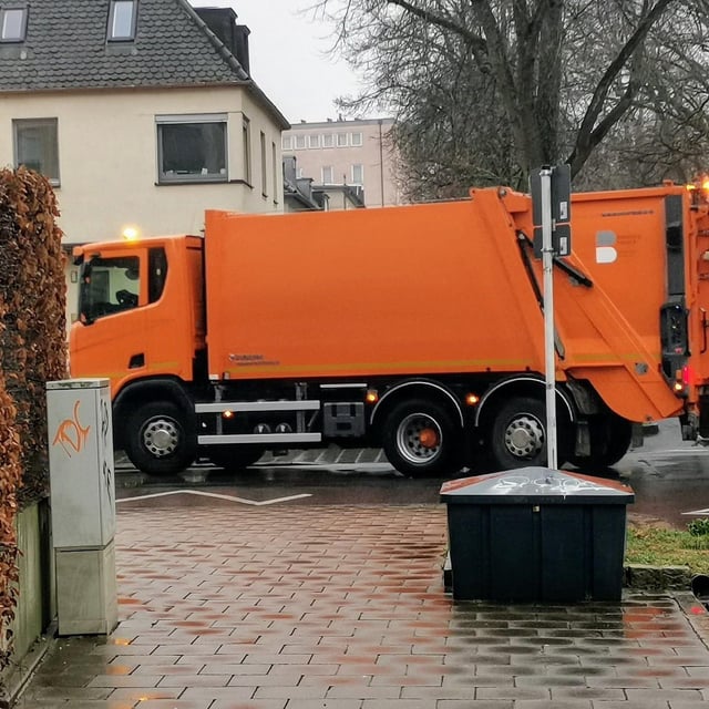 Müllabfuhr im Bamberger Haingebiet, Abfall, Altpapier, Biomüll, Restmüll, Müll, Mülltonnen