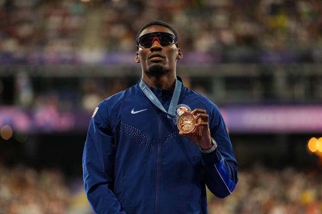 Fred Kerley posiert 2024 in Paris mit seiner olympischen Bronzemedaille.