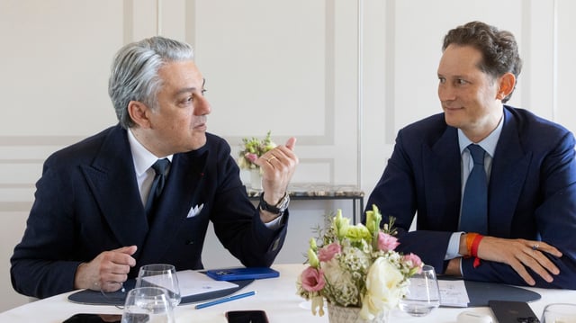 Luca de Meo et John Elkann, patrons des groupes rivaux Renault et Stellantis.