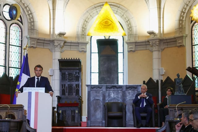 Le président Emmanuel Macron prononce un discours aux côtés de la ministre de la culture Rachida Dati et du Grand maître franc-maçon Thierry Zaveroni lors d’une visite à la Grande Loge de France (GLDF), la plus ancienne obédience maçonnique de France, à Paris, le 5 mai 2025.