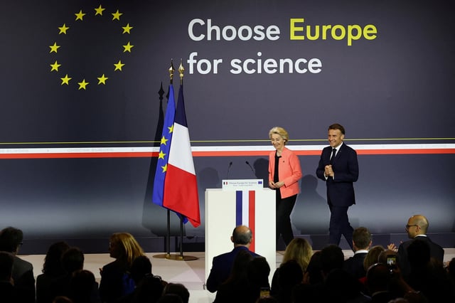 Ursula von der Leyen et Emmanuel Macron, lundi, à Paris.