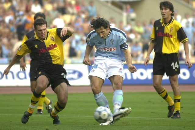Alexander Mostovoi define en su gol al Zaragoza ante Gunder y José Ignacio en la final de Copa del Rey de 2001