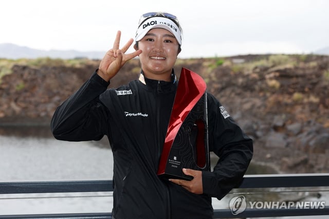 Ryu Hae-ran of South Korea holds the trophy after winning the Black Desert Championship at Black Desert Golf Course in Ivins, Utah, on May 4, 2025, in this Getty Images photo. (Yonhap)