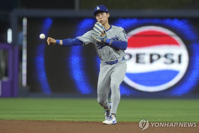 Los Angeles Dodgers second baseman Kim Hye-seong makes a throw to first base during a Major League Baseball regular-season game against the Miami Marlins at loanDepot park in Miami on May 5, 2025, in this Associated Press photo. (Yonhap)