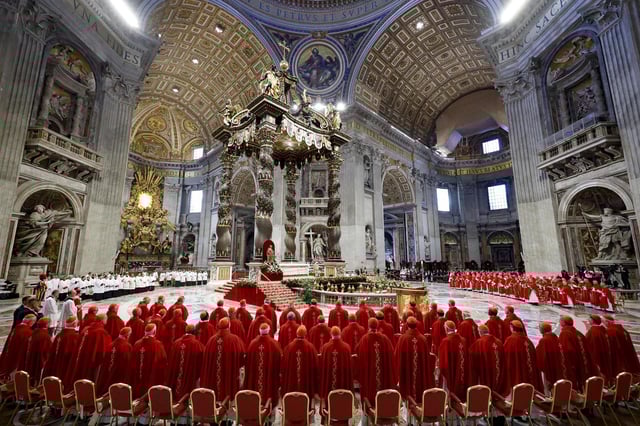 Cardenales asisten a la Misa de V Novemdiale en memoria del difunto Papa Francisco en la Basílica de San Pedro, Ciudad del Vaticano, 30 de abril de 2025. EFE/EPA/FABIO FRUSTACI