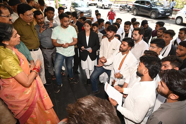 150 students of the institute staged demonstration in front of Dumna police post