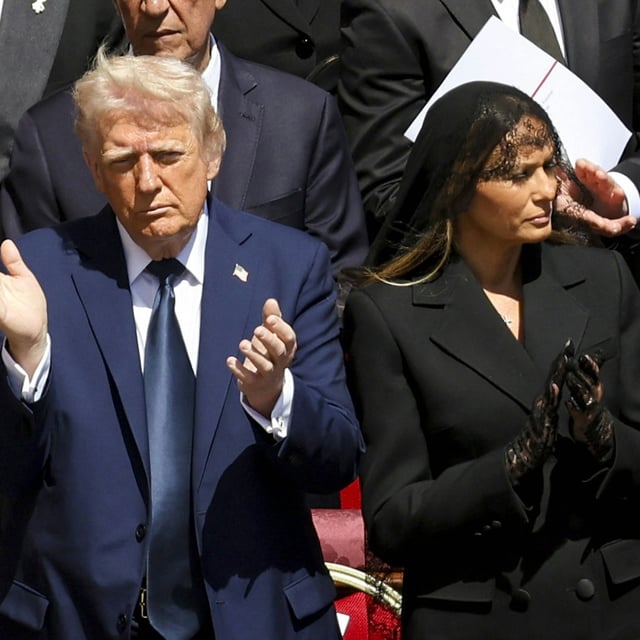 US-Präsident Donald Trump und First Lady Melania Trump nehmen an der Trauermesse von Papst Franziskus auf dem Petersplatz im Vatikan teil.