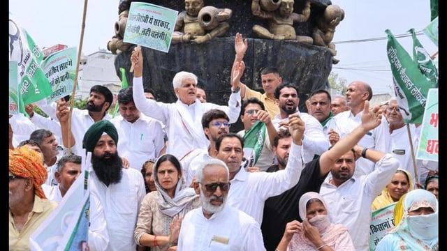 Indian National Lok Dal’s state president Rampal Majra during a protest against Punjab government’s refusal to release water, in Kaithal on Monday. (HT photo)
