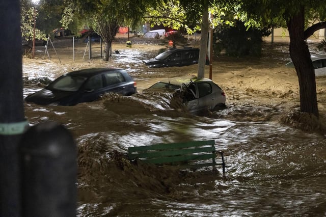 Coches arrastrados por el agua del barranco del Poyo desbordado en el Parque Villa Amparo de Paiporta, el 29-O.